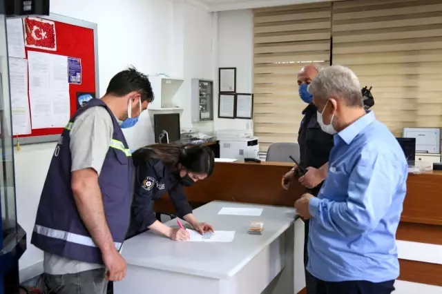 Temizlik görevlisinin bulduğu 10 bin lira sahibine teslim edildi Temizlik görevlisinin bulduğu 10 bin lira sahibine teslim edildi