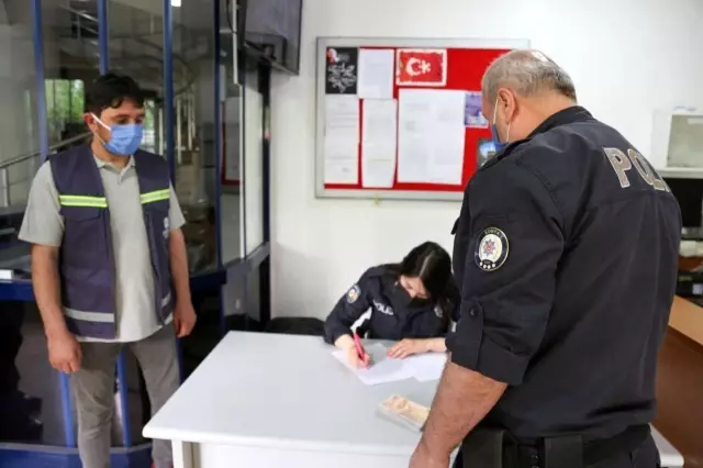 Temizlik görevlisinin bulduğu 10 bin lira sahibine teslim edildi Temizlik görevlisinin bulduğu 10 bin lira sahibine teslim edildi