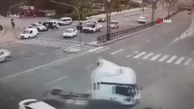 Son dakika 3. sayfa: Tır ile otomobilin çarpışması sonucu 2 kişinin yaralandığı kaza kamerada Son dakika 3. sayfa: Tır ile otomobilin çarpışması sonucu 2 kişinin yaralandığı kaza kamerada