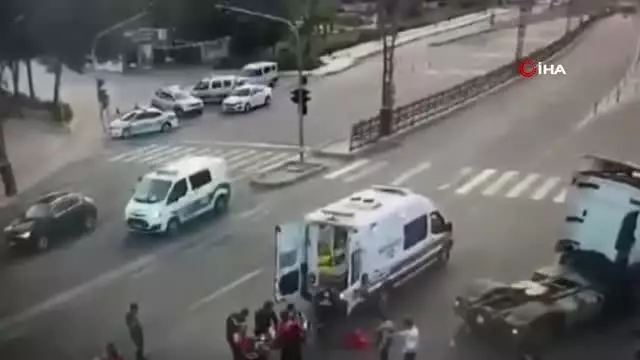 Son dakika 3. sayfa: Tır ile otomobilin çarpışması sonucu 2 kişinin yaralandığı kaza kamerada Son dakika 3. sayfa: Tır ile otomobilin çarpışması sonucu 2 kişinin yaralandığı kaza kamerada