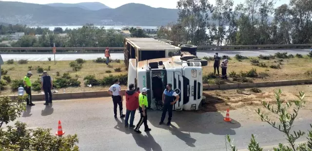 Tır virajı alamayınca yan yattı Tır virajı alamayınca yan yattı