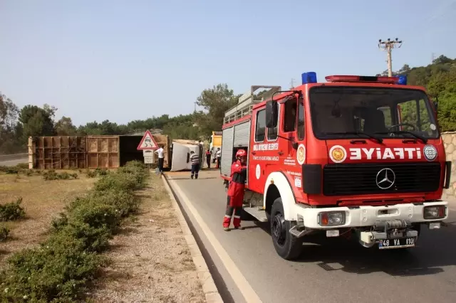 Tır virajı alamayınca yan yattı Tır virajı alamayınca yan yattı