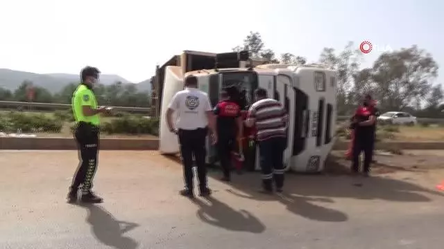 Tır virajı alamayınca yan yattı Tır virajı alamayınca yan yattı