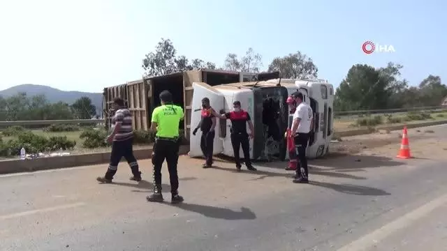 Tır virajı alamayınca yan yattı Tır virajı alamayınca yan yattı