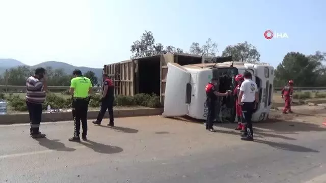 Tır virajı alamayınca yan yattı Tır virajı alamayınca yan yattı