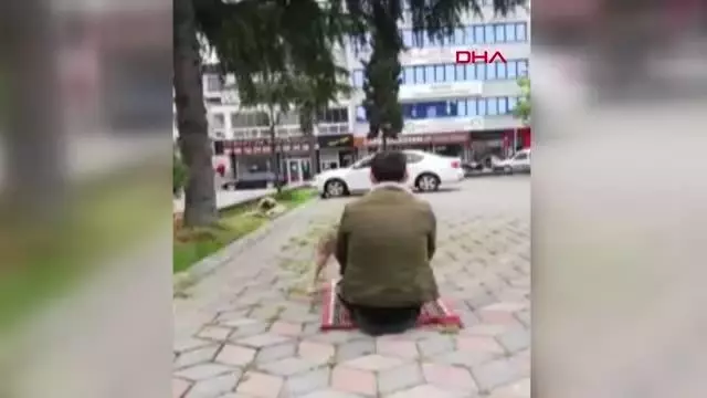 TRABZON BESLEDİĞİ SOKAK KÖPEĞİ NAMAZDA YANINDAN AYRILMADI TRABZON BESLEDİĞİ SOKAK KÖPEĞİ NAMAZDA YANINDAN AYRILMADI