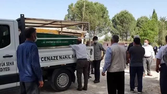 Trafik kazasında yaşamını yitiren baba oğulun cenazesi defnedildi Trafik kazasında yaşamını yitiren baba oğulun cenazesi defnedildi