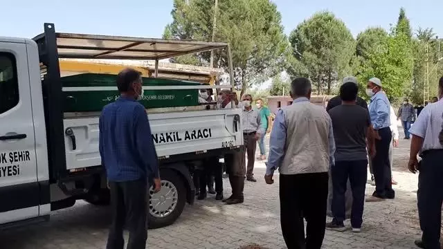 Trafik kazasında yaşamını yitiren baba oğulun cenazesi defnedildi Trafik kazasında yaşamını yitiren baba oğulun cenazesi defnedildi