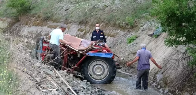 Traktörün altında kalan genç çiftçi hayatını kaybetti Traktörün altında kalan genç çiftçi hayatını kaybetti