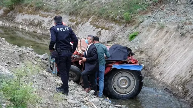 Traktörün altında kalan genç çiftçi hayatını kaybetti Traktörün altında kalan genç çiftçi hayatını kaybetti