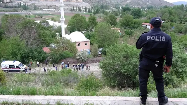 Traktörün altında kalan genç çiftçi hayatını kaybetti Traktörün altında kalan genç çiftçi hayatını kaybetti