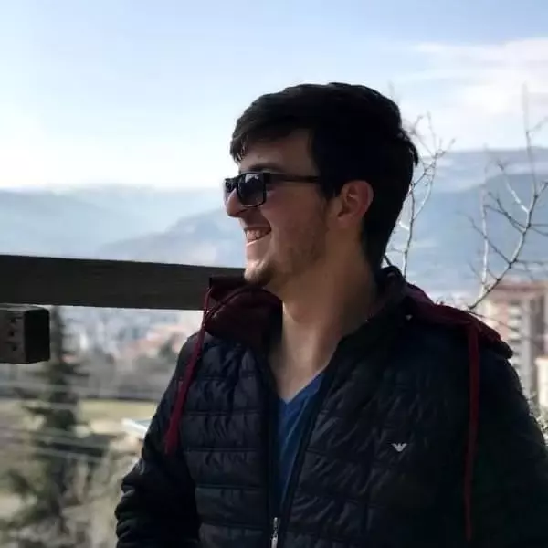 Traktörün altında kalan genç çiftçi hayatını kaybetti Traktörün altında kalan genç çiftçi hayatını kaybetti