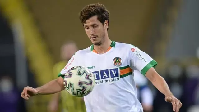 Alanyaspor'da Salih Uçan'ın elmacık kemiği kırıldı Alanyaspor'da Salih Uçan'ın elmacık kemiği kırıldı