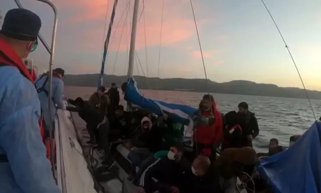 Türk karasularına geri itilen 29 düzensiz göçmen kurtarıldı Türk karasularına geri itilen 29 düzensiz göçmen kurtarıldı