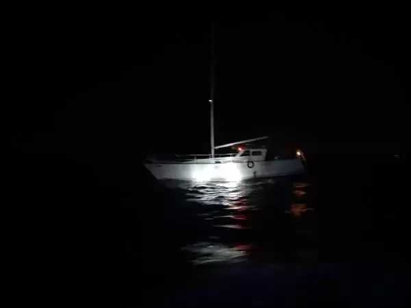 Urla'da 62 kaçak göçmen ve 2 göçmen kaçakçısı yakalandı Urla'da 62 kaçak göçmen ve 2 göçmen kaçakçısı yakalandı