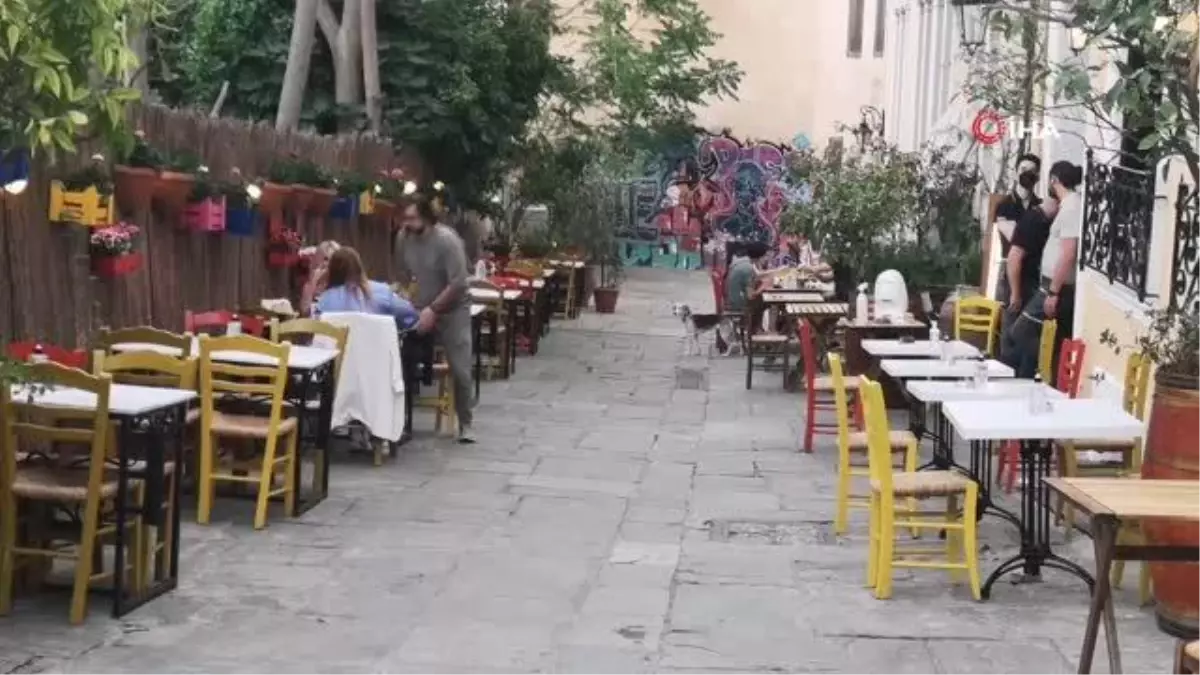 Yunanistan'da halk kafe ve restoranlara akın etti