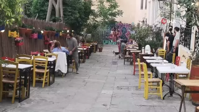 - Yunanistan'da halk kafe ve restoranlara akın etti - Yunanistan'da halk kafe ve restoranlara akın etti