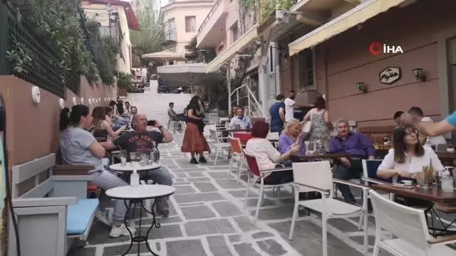 - Yunanistan'da halk kafe ve restoranlara akın etti - Yunanistan'da halk kafe ve restoranlara akın etti
