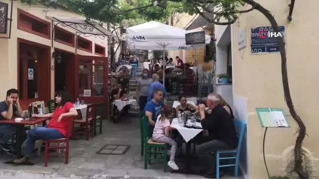 - Yunanistan'da halk kafe ve restoranlara akın etti - Yunanistan'da halk kafe ve restoranlara akın etti