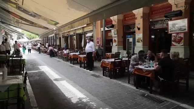 Yunanistan'da kafe ve restoranlar hizmet vermeye başladı Yunanistan'da kafe ve restoranlar hizmet vermeye başladı