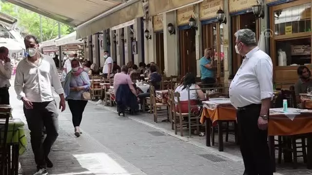 Yunanistan'da kafe ve restoranlar hizmet vermeye başladı Yunanistan'da kafe ve restoranlar hizmet vermeye başladı