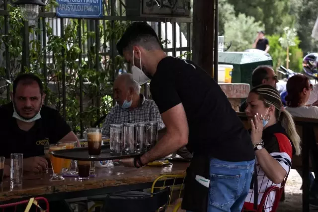 Yunanistan'da kafe ve restoranların dış mekanları açıldı Yunanistan'da kafe ve restoranların dış mekanları açıldı