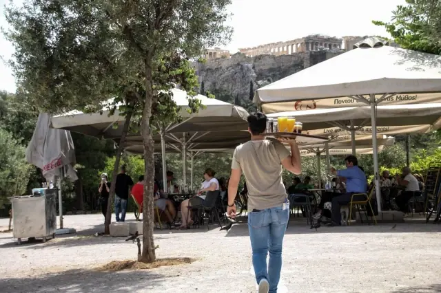 Yunanistan'da kafe ve restoranların dış mekanları açıldı Yunanistan'da kafe ve restoranların dış mekanları açıldı