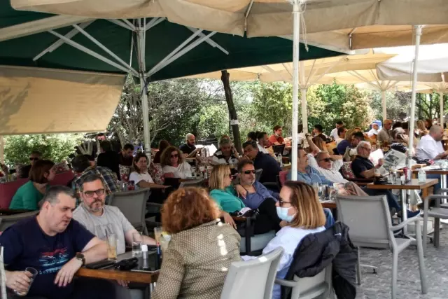 Yunanistan'da kafe ve restoranların dış mekanları açıldı Yunanistan'da kafe ve restoranların dış mekanları açıldı