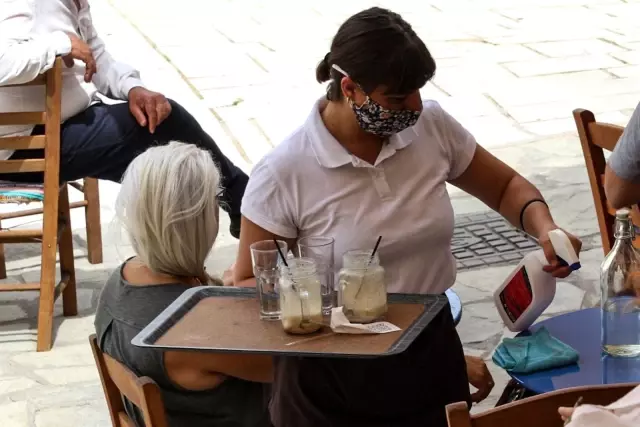 Yunanistan'da kafe ve restoranların dış mekanları açıldı Yunanistan'da kafe ve restoranların dış mekanları açıldı