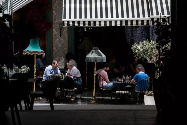Yunanistan'da kafe ve restoranların dış mekanları açıldı Yunanistan'da kafe ve restoranların dış mekanları açıldı