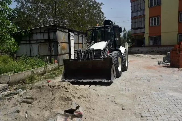 Yunusemre'nin 5 mahallesinde parke taşı döşeniyor Yunusemre'nin 5 mahallesinde parke taşı döşeniyor