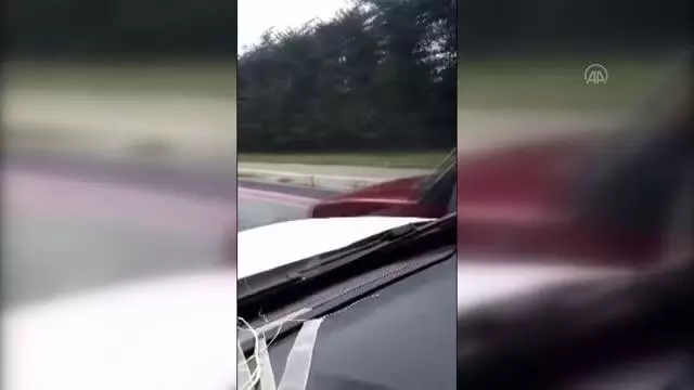 ZONGULDAK - Seyir halindeki otomobilin üzerine oturan kişinin ayaklarıyla arızalı aracı itmesi görüntülendi ZONGULDAK - Seyir halindeki otomobilin üzerine oturan kişinin ayaklarıyla arızalı aracı itmesi görüntülendi