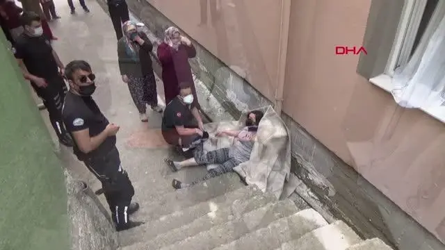 Balkona astığı halı üzerine düşen kadın bayıldı Balkona astığı halı üzerine düşen kadın bayıldı
