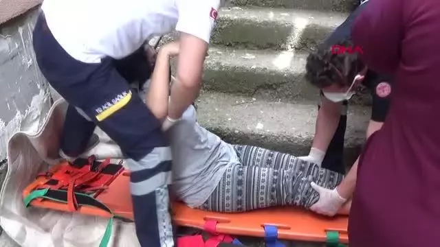 Balkona astığı halı üzerine düşen kadın bayıldı Balkona astığı halı üzerine düşen kadın bayıldı