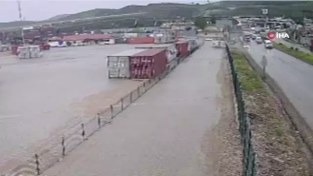 Son dakika: 20 işçinin yaralandığı ve 2 aylık hamile kadının hayatını kaybettiği feci kaza kamerada Son dakika: 20 işçinin yaralandığı ve 2 aylık hamile kadının hayatını kaybettiği feci kaza kamerada