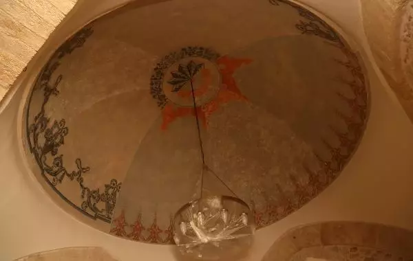 5 ASIRLIK CAMİNİN BOYA VE ÇİMENTOYLA KAPATILAN SÜSLEMELERİ GÜN YÜZÜNE ÇIKTI 5 ASIRLIK CAMİNİN BOYA VE ÇİMENTOYLA KAPATILAN SÜSLEMELERİ GÜN YÜZÜNE ÇIKTI