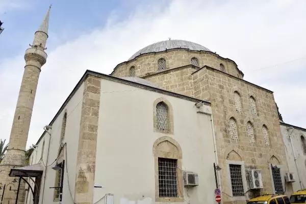 5 ASIRLIK CAMİNİN BOYA VE ÇİMENTOYLA KAPATILAN SÜSLEMELERİ GÜN YÜZÜNE ÇIKTI 5 ASIRLIK CAMİNİN BOYA VE ÇİMENTOYLA KAPATILAN SÜSLEMELERİ GÜN YÜZÜNE ÇIKTI