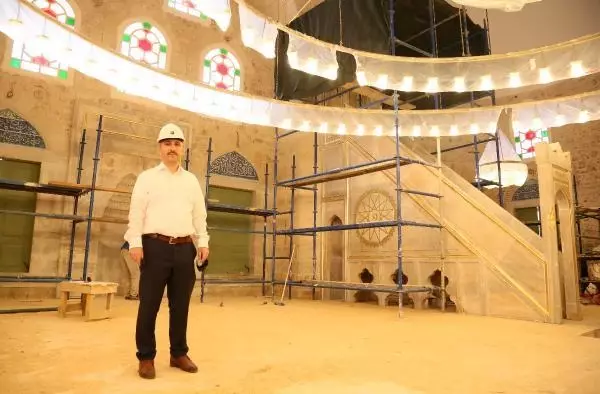 5 ASIRLIK CAMİNİN BOYA VE ÇİMENTOYLA KAPATILAN SÜSLEMELERİ GÜN YÜZÜNE ÇIKTI 5 ASIRLIK CAMİNİN BOYA VE ÇİMENTOYLA KAPATILAN SÜSLEMELERİ GÜN YÜZÜNE ÇIKTI