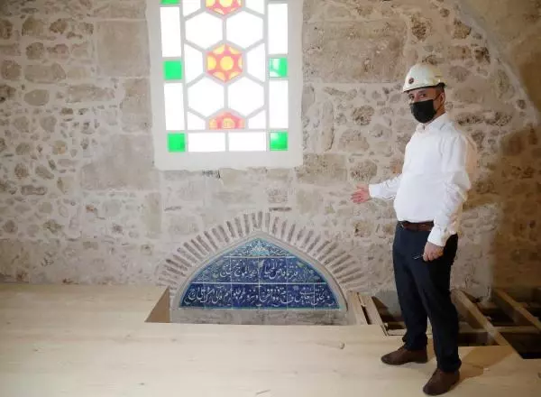 5 ASIRLIK CAMİNİN BOYA VE ÇİMENTOYLA KAPATILAN SÜSLEMELERİ GÜN YÜZÜNE ÇIKTI 5 ASIRLIK CAMİNİN BOYA VE ÇİMENTOYLA KAPATILAN SÜSLEMELERİ GÜN YÜZÜNE ÇIKTI