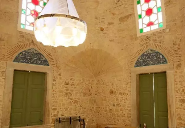 5 ASIRLIK CAMİNİN BOYA VE ÇİMENTOYLA KAPATILAN SÜSLEMELERİ GÜN YÜZÜNE ÇIKTI 5 ASIRLIK CAMİNİN BOYA VE ÇİMENTOYLA KAPATILAN SÜSLEMELERİ GÜN YÜZÜNE ÇIKTI