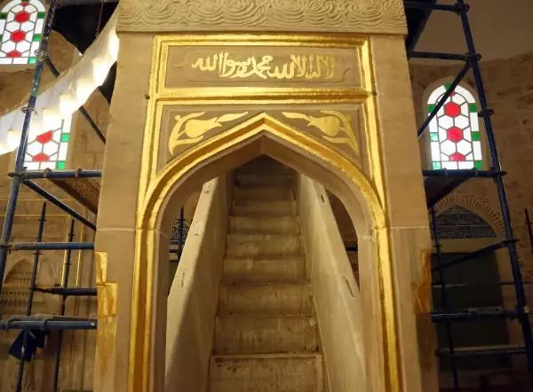 5 ASIRLIK CAMİNİN BOYA VE ÇİMENTOYLA KAPATILAN SÜSLEMELERİ GÜN YÜZÜNE ÇIKTI 5 ASIRLIK CAMİNİN BOYA VE ÇİMENTOYLA KAPATILAN SÜSLEMELERİ GÜN YÜZÜNE ÇIKTI