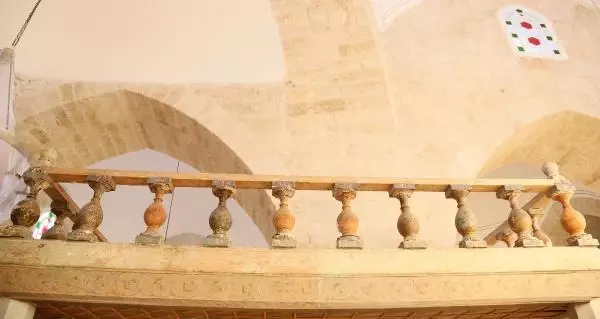 5 ASIRLIK CAMİNİN BOYA VE ÇİMENTOYLA KAPATILAN SÜSLEMELERİ GÜN YÜZÜNE ÇIKTI 5 ASIRLIK CAMİNİN BOYA VE ÇİMENTOYLA KAPATILAN SÜSLEMELERİ GÜN YÜZÜNE ÇIKTI