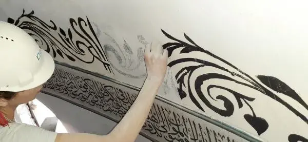 5 ASIRLIK CAMİNİN BOYA VE ÇİMENTOYLA KAPATILAN SÜSLEMELERİ GÜN YÜZÜNE ÇIKTI 5 ASIRLIK CAMİNİN BOYA VE ÇİMENTOYLA KAPATILAN SÜSLEMELERİ GÜN YÜZÜNE ÇIKTI