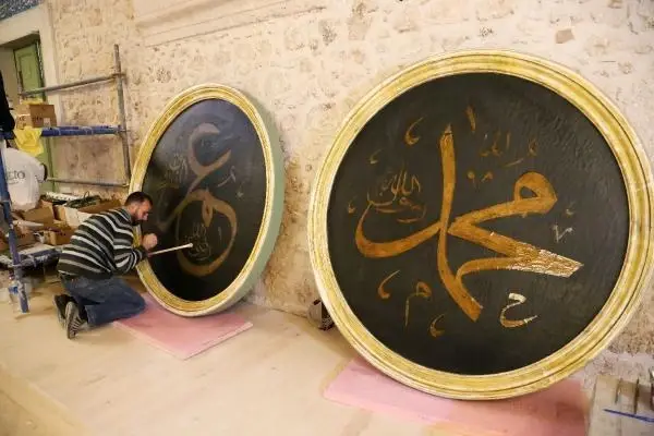 5 ASIRLIK CAMİNİN BOYA VE ÇİMENTOYLA KAPATILAN SÜSLEMELERİ GÜN YÜZÜNE ÇIKTI 5 ASIRLIK CAMİNİN BOYA VE ÇİMENTOYLA KAPATILAN SÜSLEMELERİ GÜN YÜZÜNE ÇIKTI