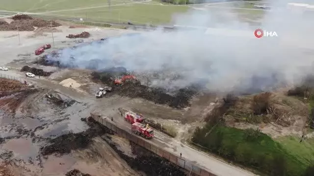 80 bin metrekarelik alandaki hammaddeler küle döndü 80 bin metrekarelik alandaki hammaddeler küle döndü