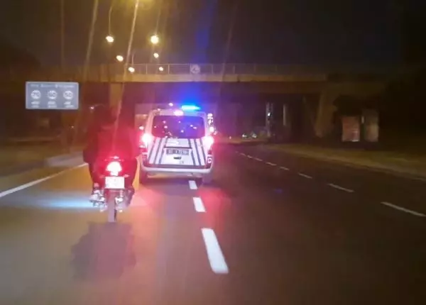 Adana'da motosikletle 5 kilometre kaçtı, yakalanınca 'Polis benim baş tacım' dedi Adana'da motosikletle 5 kilometre kaçtı, yakalanınca 'Polis benim baş tacım' dedi