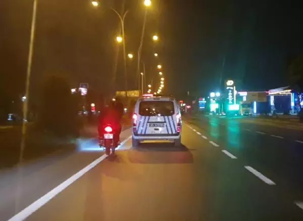 Adana'da motosikletle 5 kilometre kaçtı, yakalanınca 'Polis benim baş tacım' dedi Adana'da motosikletle 5 kilometre kaçtı, yakalanınca 'Polis benim baş tacım' dedi