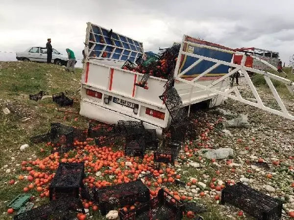 ADIYAMAN'DA KAMYONET ŞARAMPOLE DEVRİLDİ: 2 YARALI ADIYAMAN'DA KAMYONET ŞARAMPOLE DEVRİLDİ: 2 YARALI