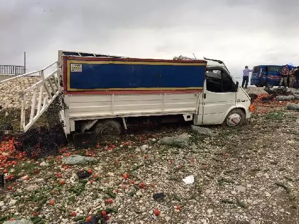 ADIYAMAN'DA KAMYONET ŞARAMPOLE DEVRİLDİ: 2 YARALI ADIYAMAN'DA KAMYONET ŞARAMPOLE DEVRİLDİ: 2 YARALI
