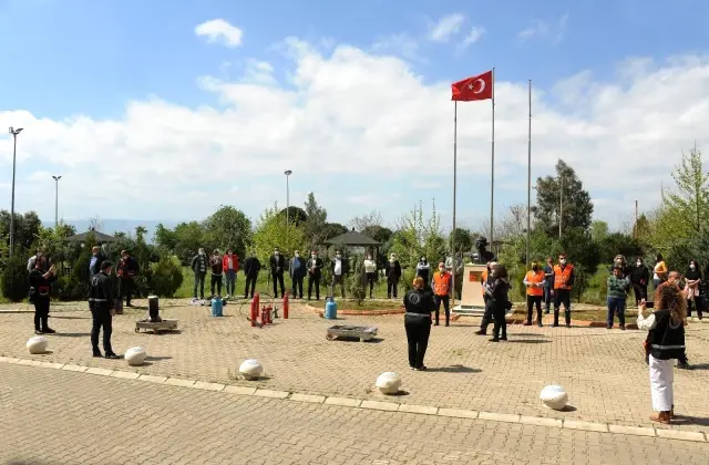 ADÜ Spor Bilimleri Fakültesi'nde Acil Durum ve Afet Bilgilendirme Eğitimleri gerçekleşti ADÜ Spor Bilimleri Fakültesi'nde Acil Durum ve Afet Bilgilendirme Eğitimleri gerçekleşti